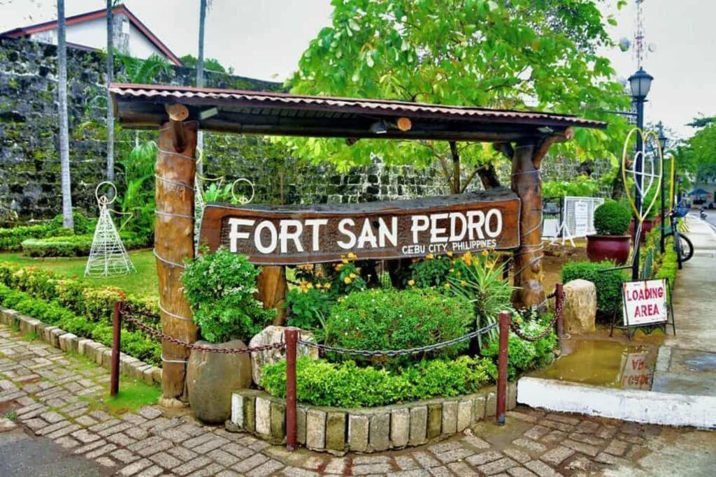 Apartment 1708 Pool Gym Wi-fi With Netflix Near Ayala And It Park *